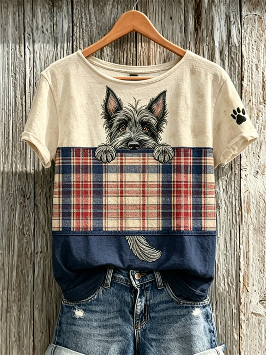 T-shirt à manches courtes pour femme, motif imprimé en blocs de couleur représentant un Scottish Terrier qui fait coucou, avec motif écossais