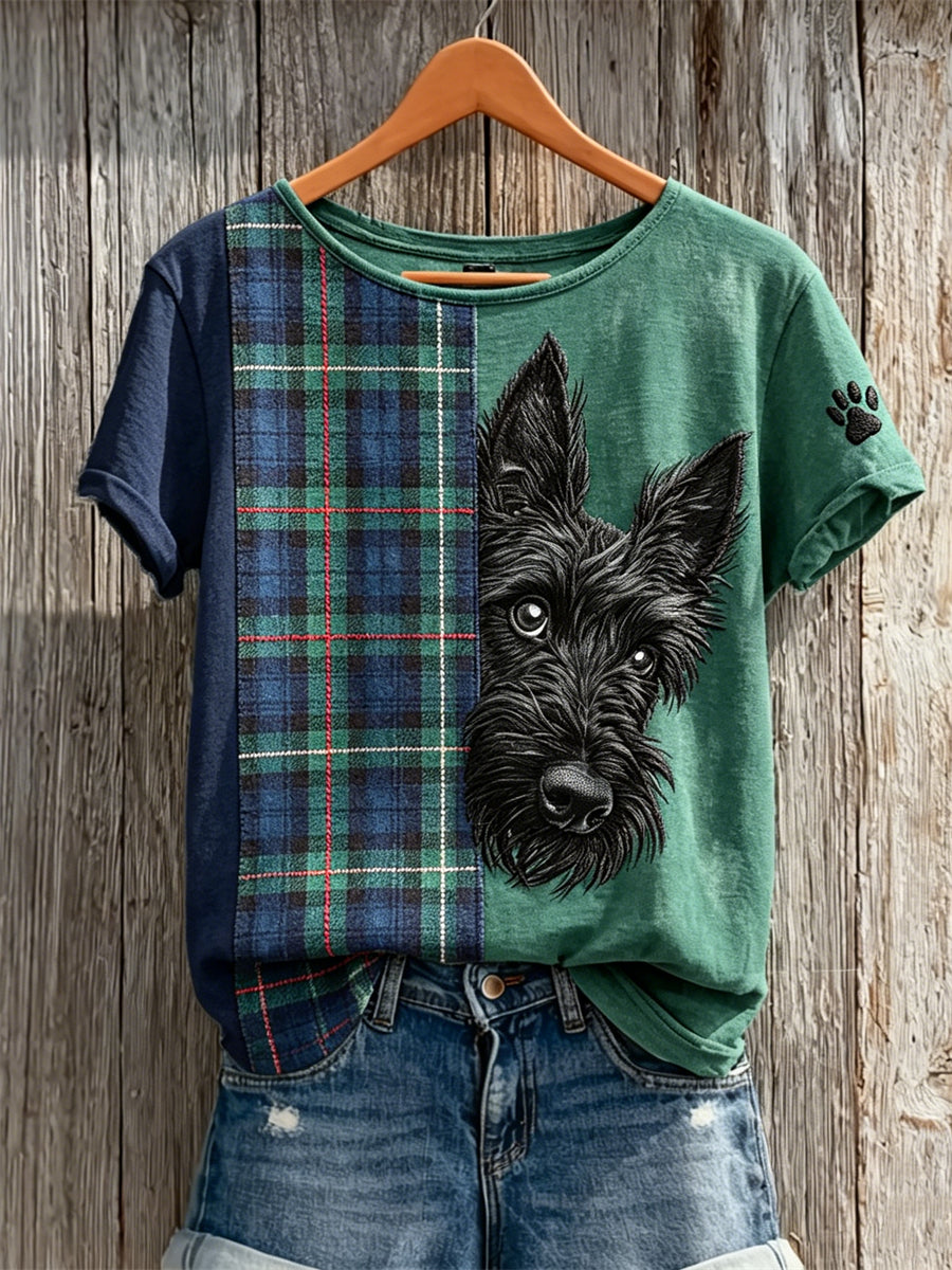 T-shirt à manches courtes pour femme, motif imprimé en blocs de couleur représentant un Scottish Terrier qui fait coucou, avec motif écossais