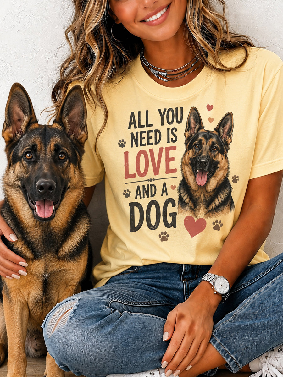 Femmes Tout ce que vous avez besoin est l'amour et un chien imprimer cadeau pour les amoureux des animaux de compagnie Casual Tee